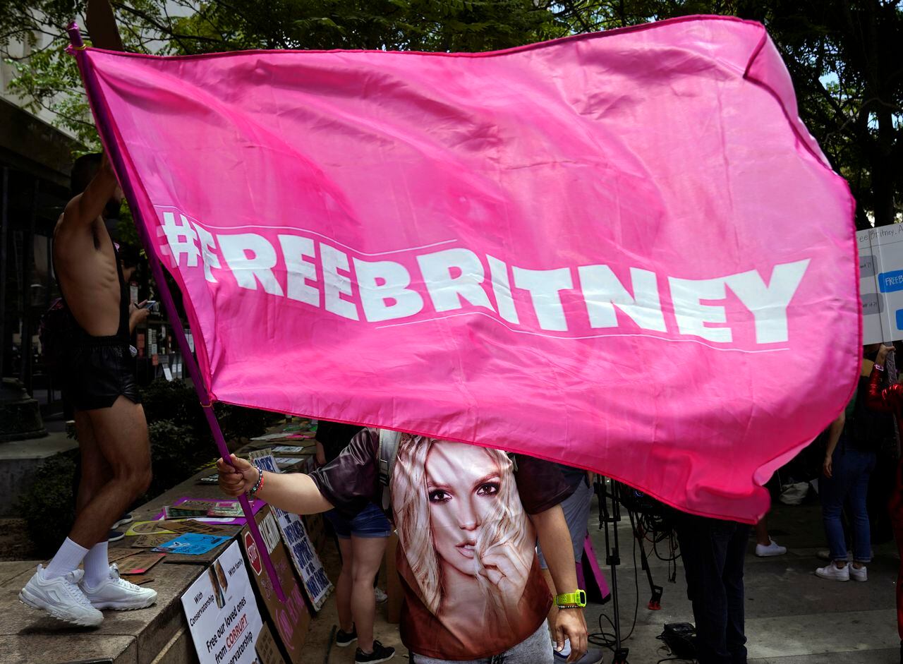 Un simpatizante de Britney Spears ondea una bandera con el lema #FreeBritney afuera de la corte durante una audiencia sobre la curaduría que controla la vida y finanzas de la estrella pop