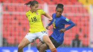 Orianna Quintero Lemmel (I) de Colombia en la disputa con Violeth Nicholaus (D) Mwamakamba de Tanzania en el Mundial de India Sub-17 2022.