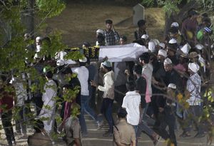 Familiares y lugareños llevan el cuerpo de Atiq Ahmad, un exlegislador indio condenado por secuestro y enfrenta cargos de asesinato y agresión, para enterrarlo en Prayagraj, India, el domingo 16 de abril de 2023.