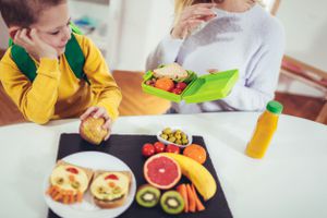 Las loncheras deben ser variadas, nutritivas y  consensuadas con los niños. Hay que explicarles la importancia de cada grupo de alimentos.