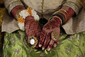 Las manos de la novia pakistaní Musfira Shams con joyas y diseñadas con henna se muestran durante la ceremonia de su boda en Rawalpindi, Islamabad, Pakistán, el miércoles 16 de marzo de 2022. Foto AP/Rahmat Gul