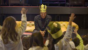 Carlos Vives es coronado como el "Niño de la semana" en un jardín infantil