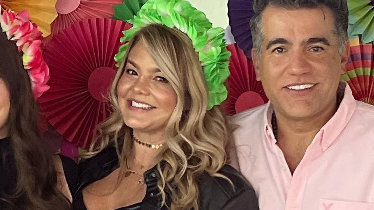 Carlos Calero y Paulina Ceballos renuevan sus votos matrimoniales en simples atuendos