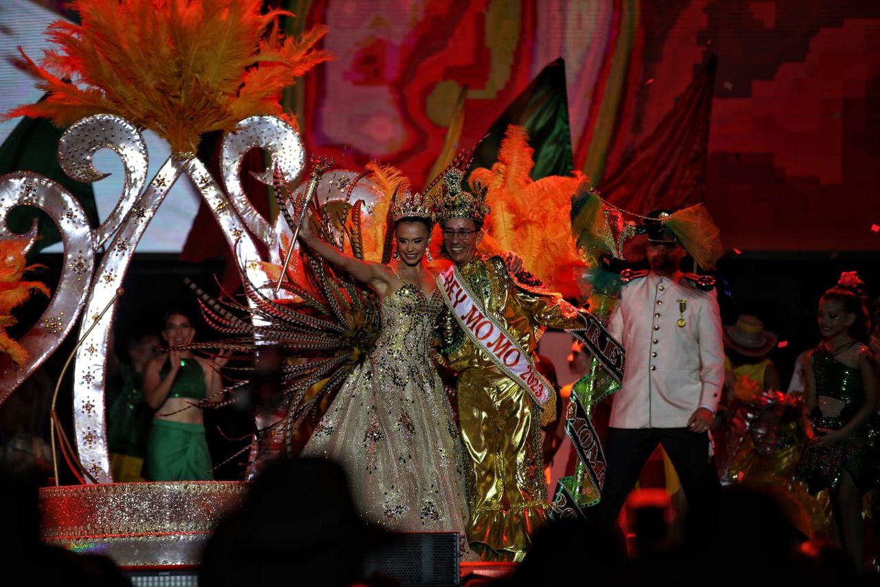 En medio de fuegos artificiales y los aplausos de los asistentes Natalia De Castro y Sebastián Guzmán fueron coronados como reyes del carnaval de Barranquilla 2023