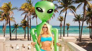 Kim Kardashian con su marca Skims en una campaña de vestidos de baño con modelos extraterrestres