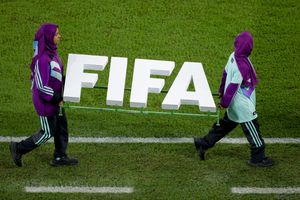 Los voluntarios se llevan un logotipo de la FIFA antes del partido del Grupo C de la Copa Mundial de la FIFA Qatar 2022 entre Polonia y Argentina en el Estadio 974 el 30 de noviembre de 2022 en Doha, Qatar. (Photo by Matteo Ciambelli/DeFodi Images via Getty Images)