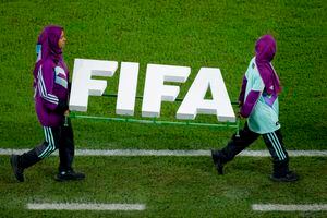 Los voluntarios se llevan un logotipo de la FIFA antes del partido del Grupo C de la Copa Mundial de la FIFA Qatar 2022 entre Polonia y Argentina en el Estadio 974 el 30 de noviembre de 2022 en Doha, Qatar. (Photo by Matteo Ciambelli/DeFodi Images via Getty Images)