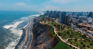Vista aérea panorámica de la ciudad de Miraflores en Lima, Perú.