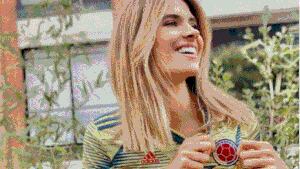 La exreina de belleza Gabriela Tafur con la camiseta de la Selección Colombia.
