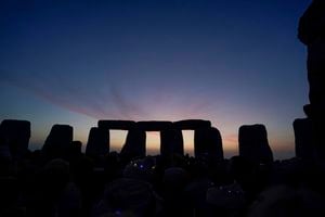 Amanece detrás de las piedras durante las festividades del solsticio de verano en Stonehenge en Wiltshire, Inglaterra, el martes 21 de junio de 2022. Foto AP Andrew Matthews