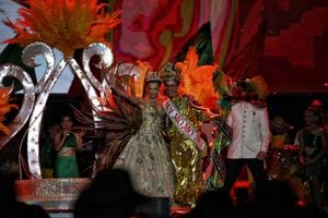 En medio de fuegos artificiales y los aplausos de los asistentes Natalia De Castro y Sebastián Guzmán fueron coronados como reyes del carnaval de Barranquilla 2023