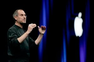 El CEO de Apple, Steve Jobs, abre la conferencia Apple Worldwide Developers con su discurso de apertura el 6 de junio de 2005 en el Moscone Center en San Francisco, California.