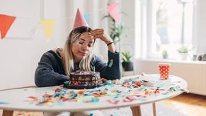 Una mujer, hermosa joven en casa, está celebrando su cumpleaños sola.