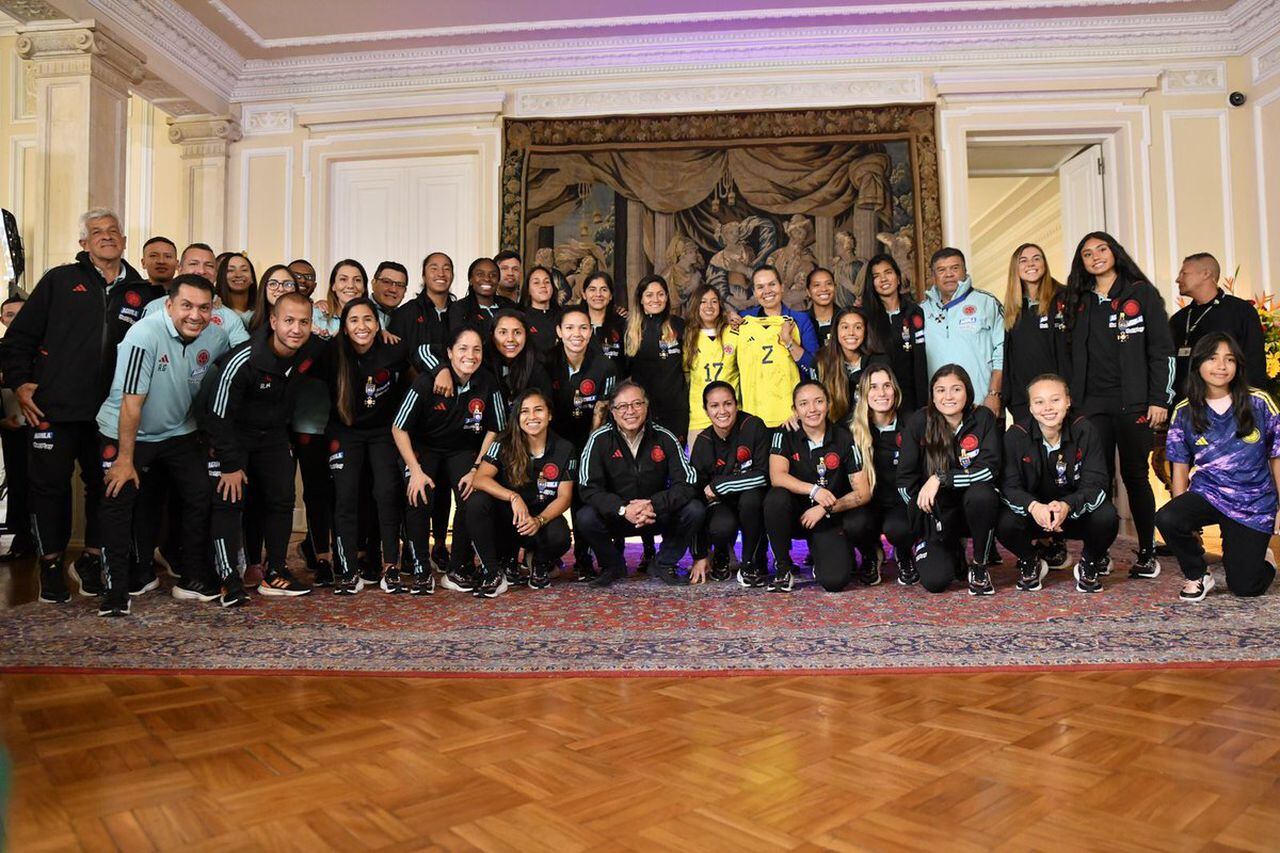 Presidente Gustavo Petro con la Selección Colombia femenina