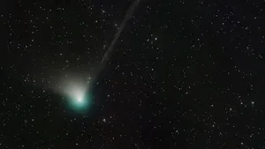 El cometa C/2022 E3 (ZTF) fue descubierto por astrónomos que utilizaron la cámara de sondeo de campo amplio de la Zwicky Transient Facility en marzo de 2022. Crédito: Dan Bartlett/AFP/NASA/Getty Images