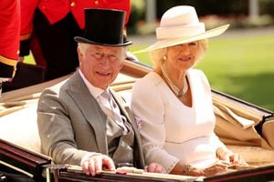El príncipe Carlos y Camila de Gran Bretaña, duquesa de Cornualles, son vistos durante la procesión real. Foto  REUTERS/Phil Noble 