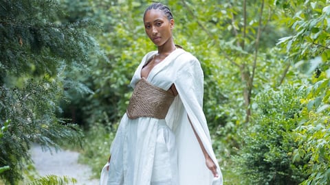 La marca colombiana presentará 25 looks genderless inspirados en los paisajes de Barú y Cartagena, con siluetas fluidas, materiales naturales y detalles artesanales que conectan el Caribe con el lujo contemporáneo.
