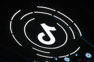 El logotipo de la plataforma para compartir videos TikTok, también conocida como Douyin, se ve durante el foro de creación de arte TikTok el 17 de marzo de 2021 en Beijing, China. (Foto de VCG/VCG a través de Getty Images)