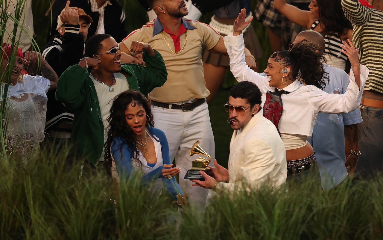 El cantante puertorriqueño Bad Bunny sostiene su Grammy durante el espectáculo de medio tiempo de Apple Music del Super Bowl LX Patriots vs Seahawks en el Levi's Stadium en Santa Clara, California, el 8 de febrero de 2026. (Foto de Patrick T. Fallon / AFP)