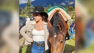 La actriz Natasha Klaus a caballo