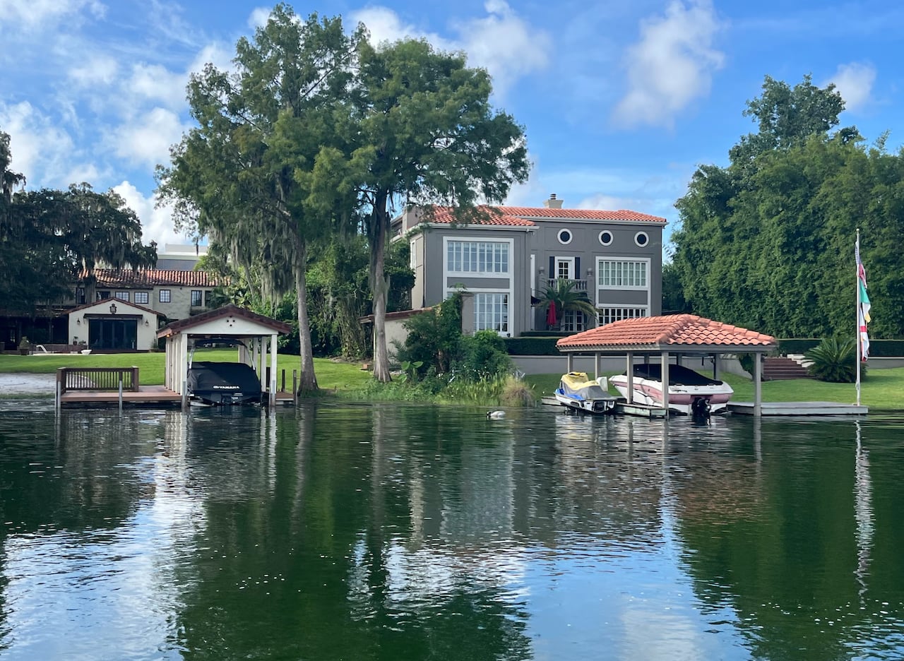 Explorar la belleza de Winter Park es posible a través de una caminata tranquila o un relajante paseo en bote.