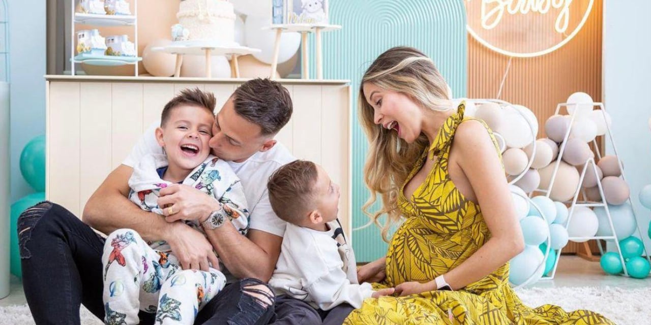 Santiago Arias y su esposa cuentan con tres hijos varones. Foto: Instagram karinjimenez91