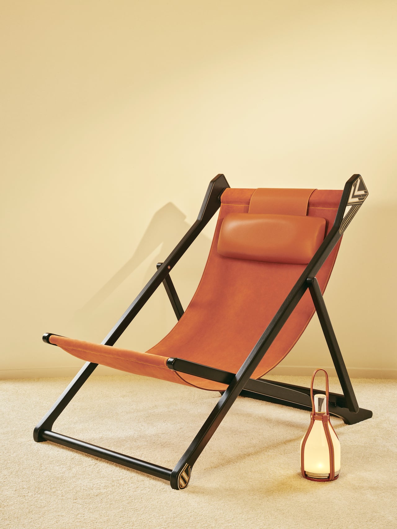 La Silla Riviera: una pieza en roble, cuero y nácar que personifica la elegancia de los años 20.