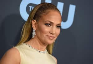 ARCHIVO - En esta foto del 12 de enero de 2020, Jennifer Lopez llega a la 25ta entrega anual de los Critics' Choice Awards en Santa Mónica, California. (Foto por Jordan Strauss/Invision/AP)