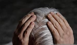 Estudios afirman que la falta de vitamina B12 está relacionado con la aparición de canas en el cabello