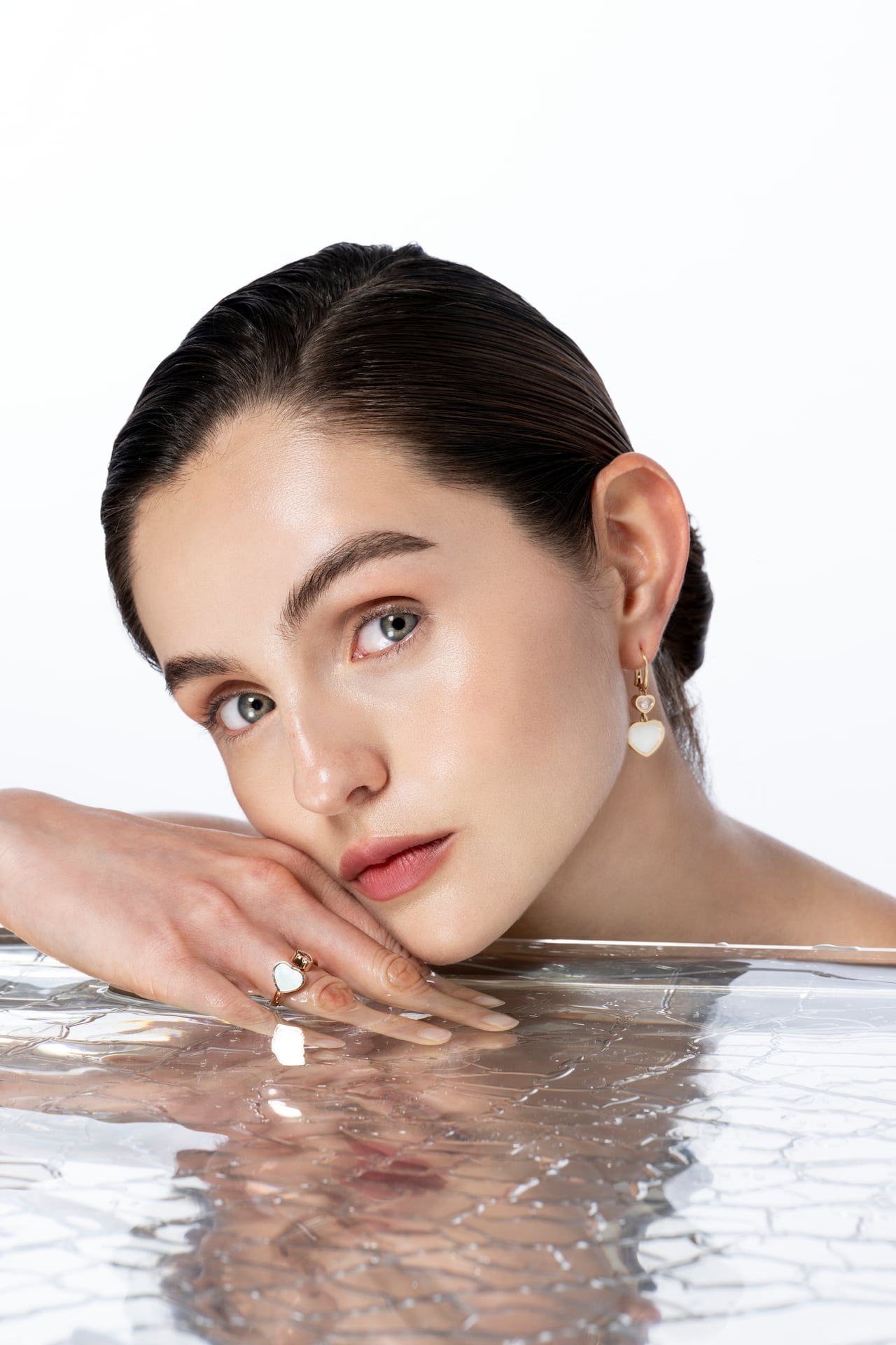 Dos accesorios de sutil belleza que te harán brillar siempre.