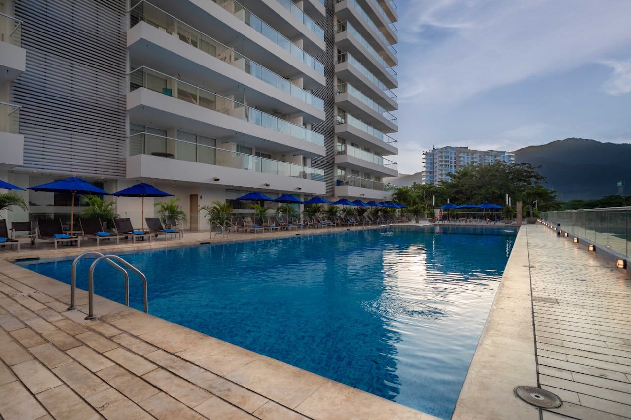 Courtyard by Marriott Santa Marta Resort: lujo contemporáneo entre mar y montaña