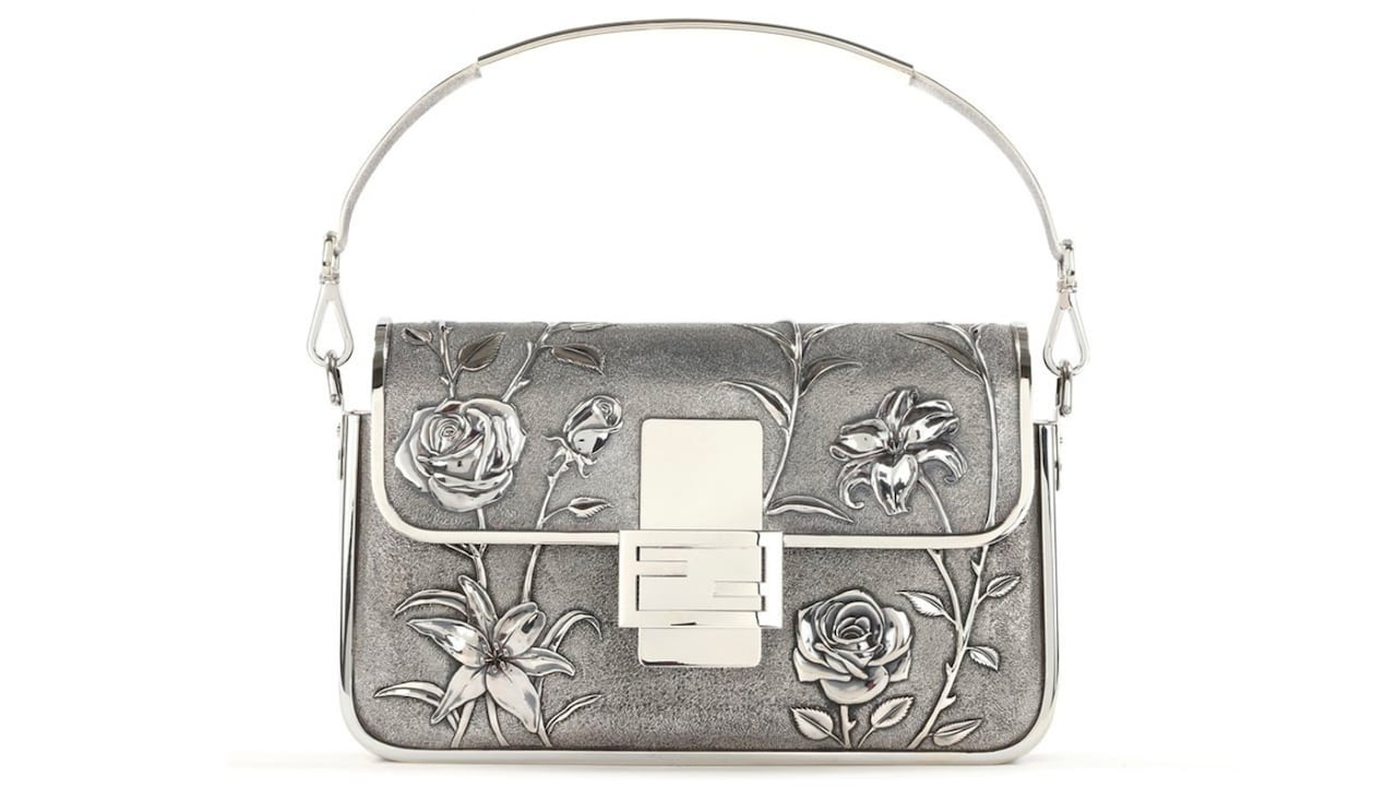 Fendi lanzó bolso baguette de plata esterlina