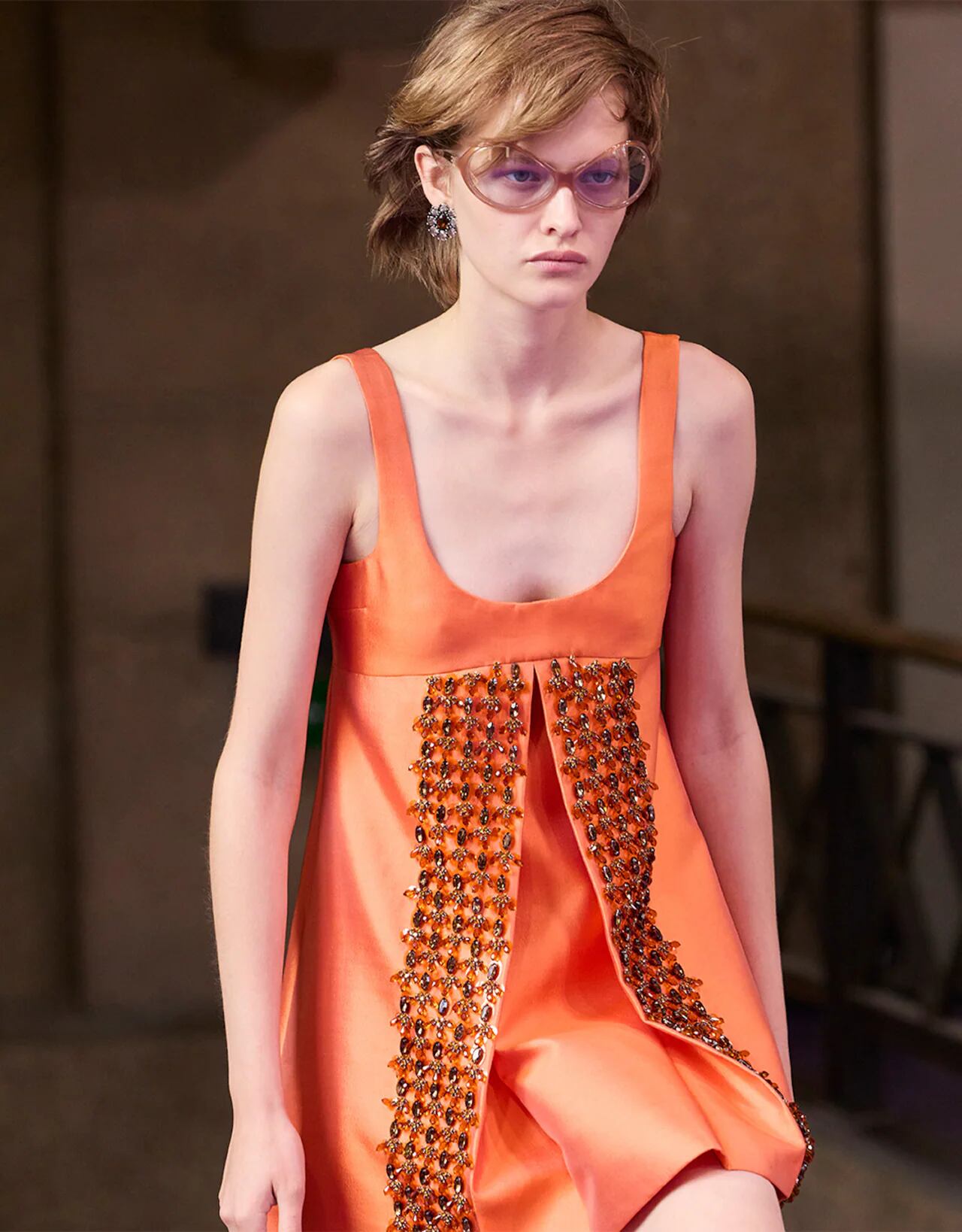 Los contrastes entre prendas formales, deportivas y vintage construyen el lenguaje relajado de Miu Miu para Primavera-Verano 2027.