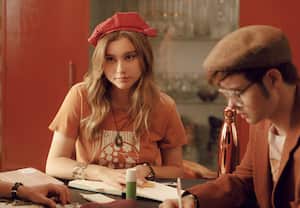 La Primera Vez Temporada 1. (L to R) Francisca Estevez, Julian Cerati in La Primera Vez Temporada 1. Cr Mauro Gonzalez/Netflix © 2022