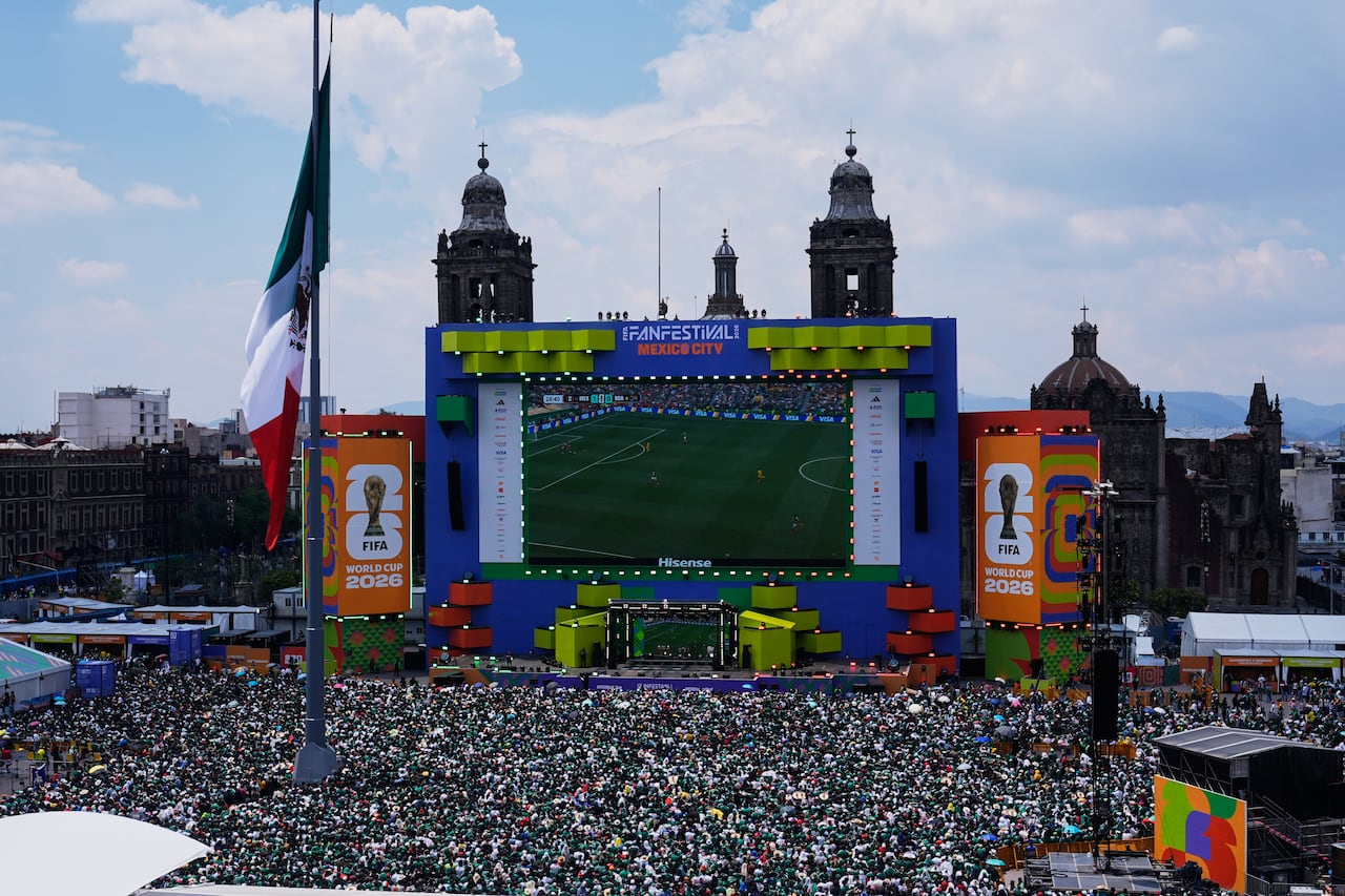 Miles de aficionados siguen los partidos en el FIFA Fan Festival de Ciudad de México. Los desplazamientos de espectadores entre sedes figuran entre las principales fuentes de emisiones asociadas al Mundial 2026.