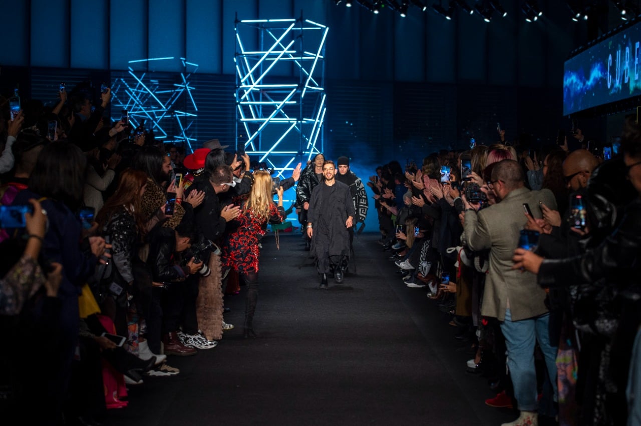 Humberto Cubides presentando la colección PAKAL AW de la marca Cubel, durante Bogotá Fashion Week 2022