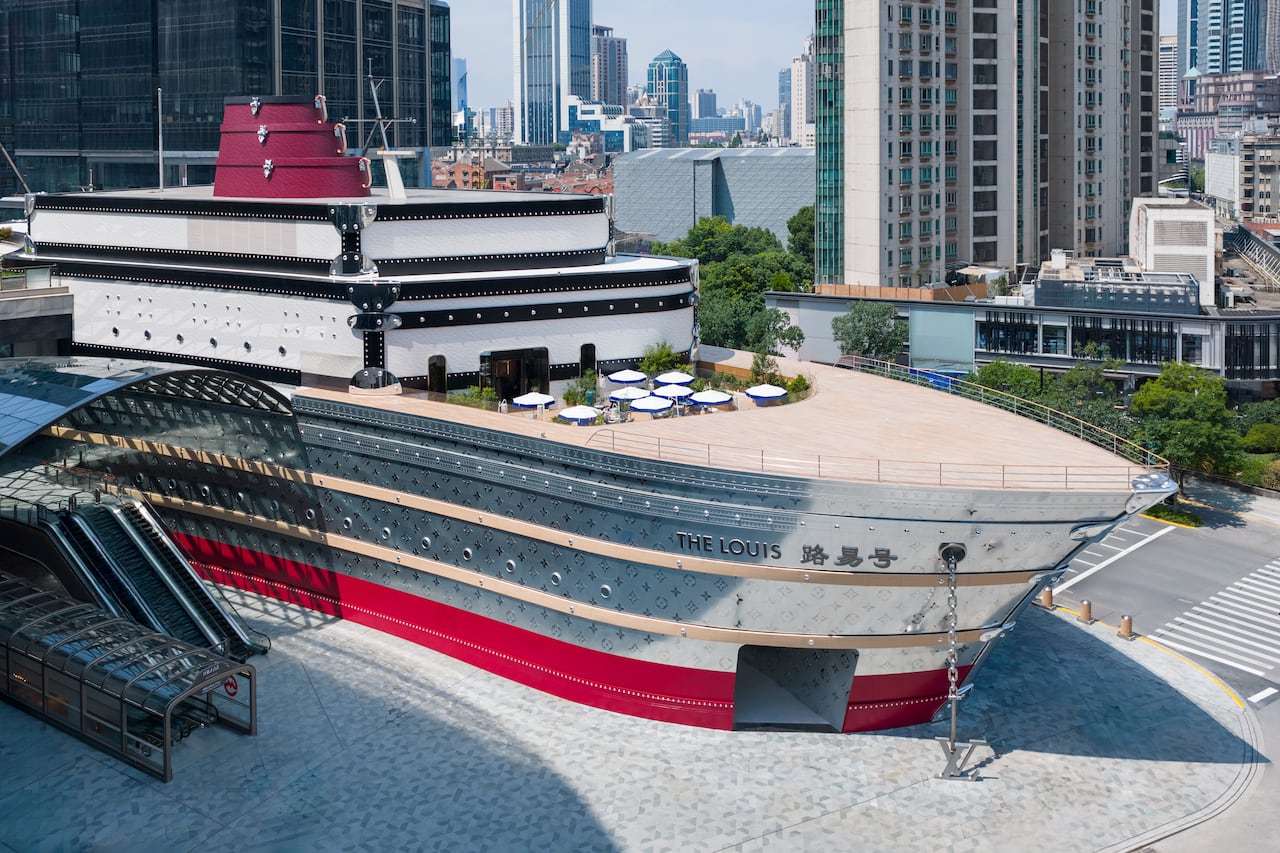 “The Louis” está anclado en Shanghái con su rico legado marítimo, alineándose al mismo tiempo con la trayectoria de viaje de Louis Vuitton.