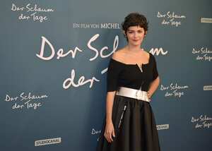 Audrey Tautoucon blusa en escote y hombros descubiertos y una falta en forma  color negro. Foto: Pinterest