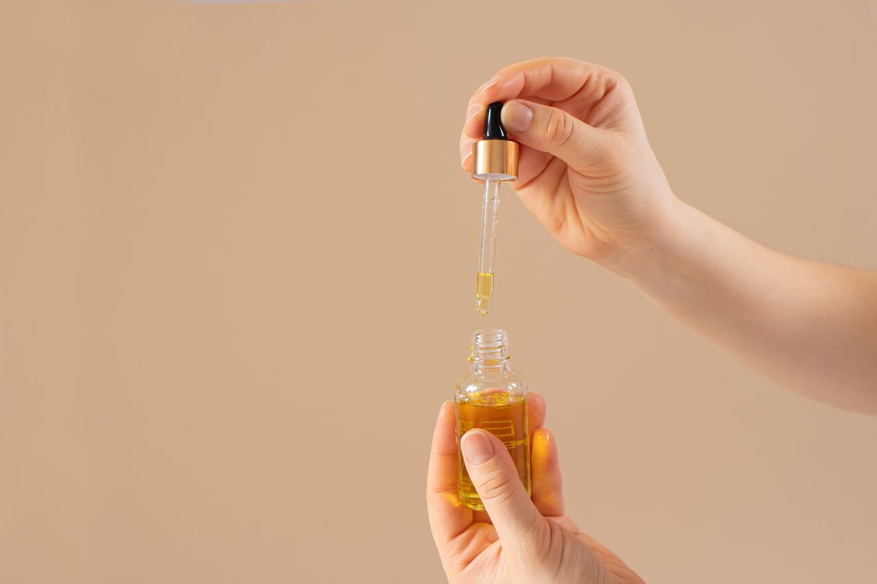 Aceite de ricino para pestañas y cejas para el crecimiento del cabello en un frasco de vidrio con un cuentagotas.