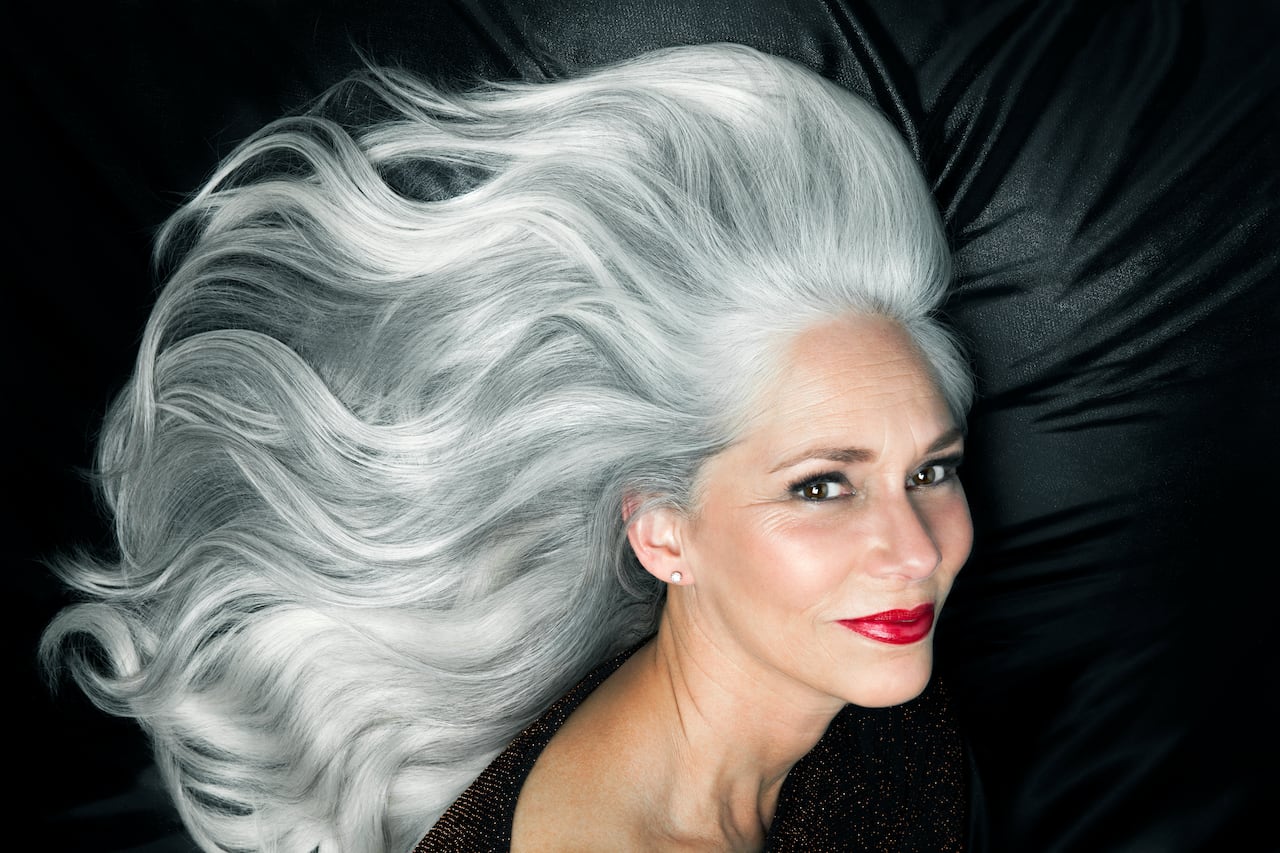 Foto referencia sobre mujer con cabello gris con apariencia de canas.