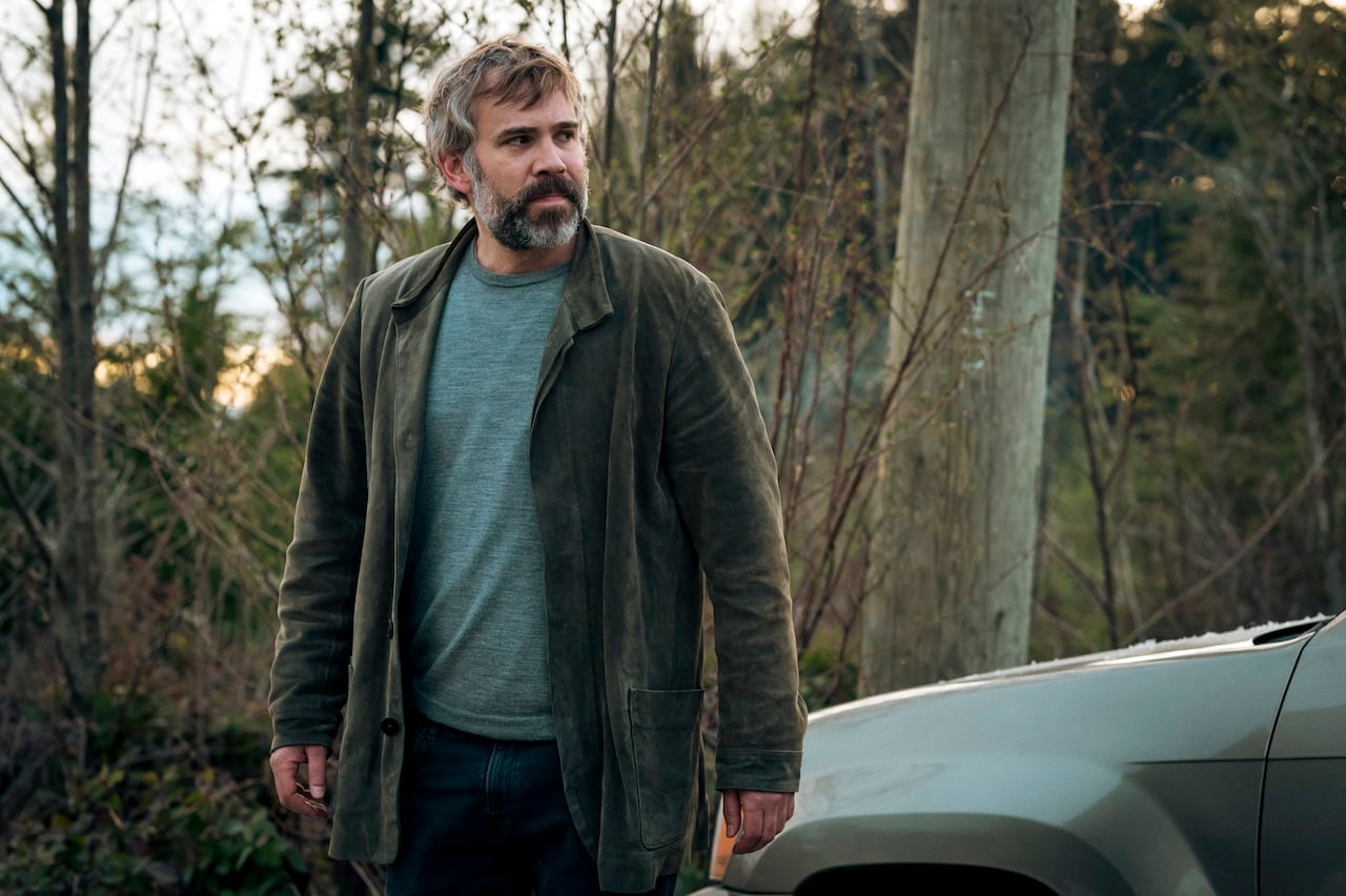 Rossif Sutherland interpreta a Karl Alberg, el detective que llega a un pequeño pueblo buscando una vida más tranquila.