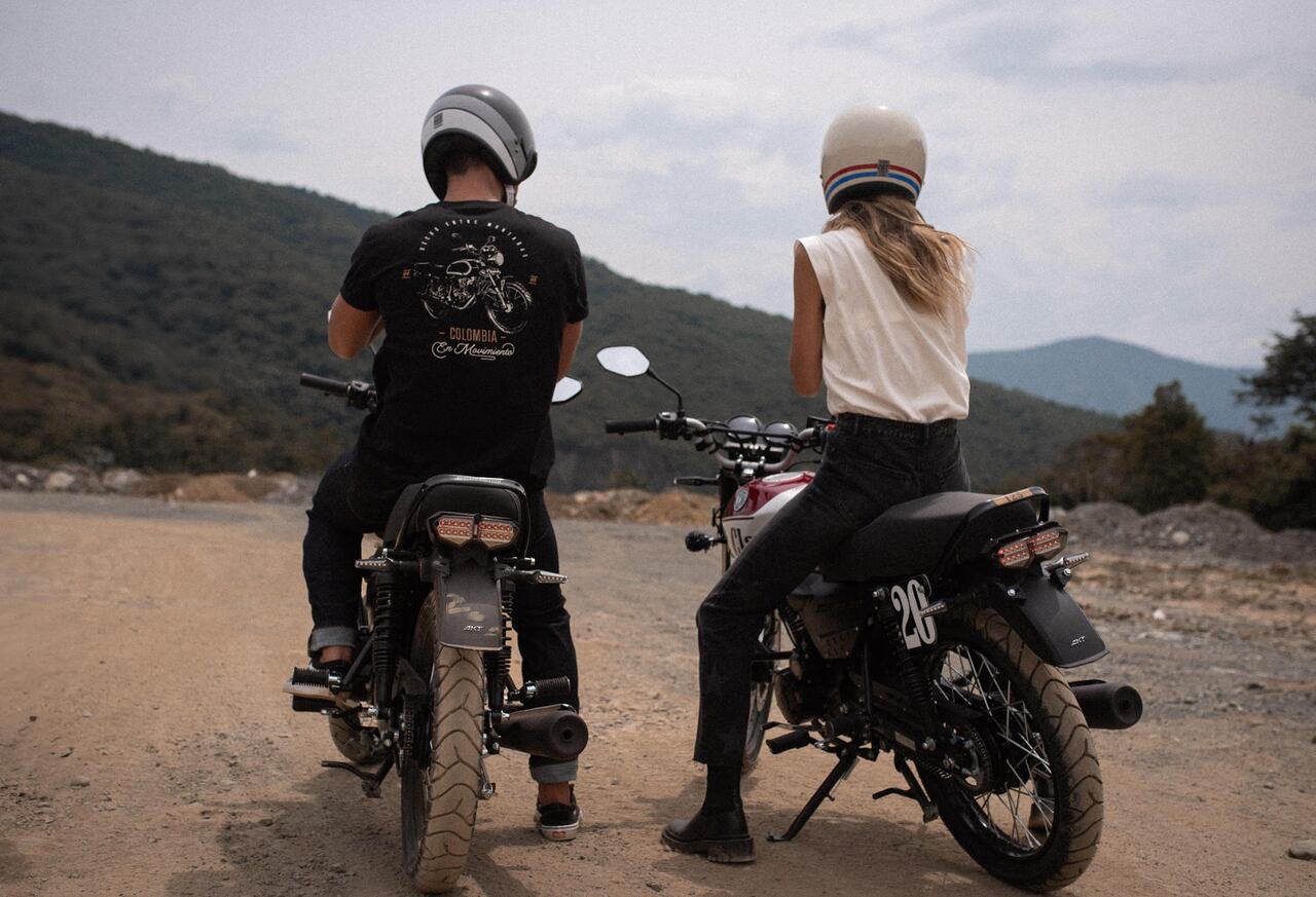 Parte de la esencia de las camisetas se encuentra en sus estampados, los cuales toman inspiración en las montañas y los paisajes colombianos.