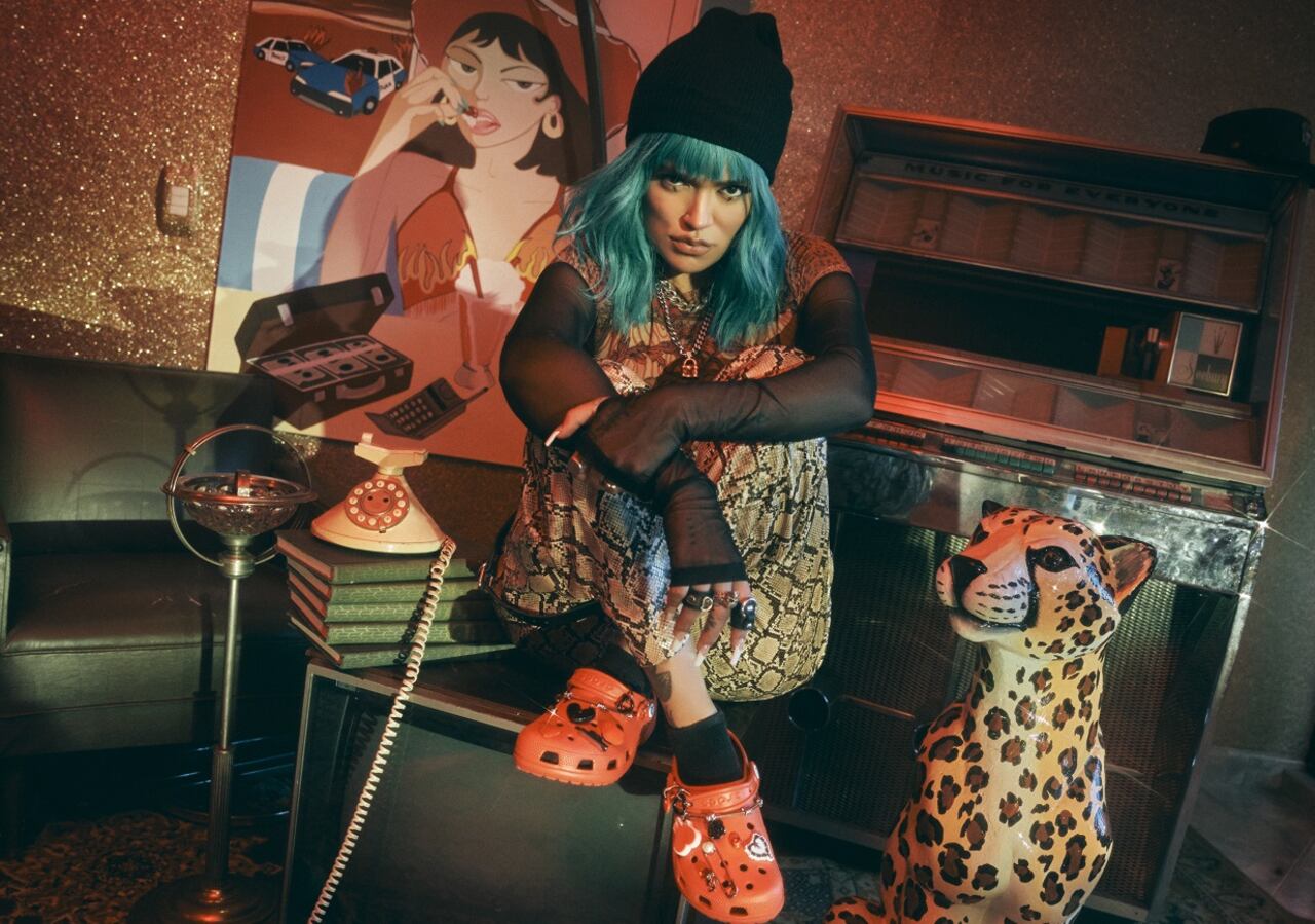 Karol G es la primera gran artista femenina reconocida en Estados Unidos y Latinoamérica en colaborar con Crocs. Foto: Crocs