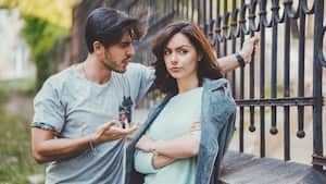 Hombre diciéndole mentiras a su pareja.