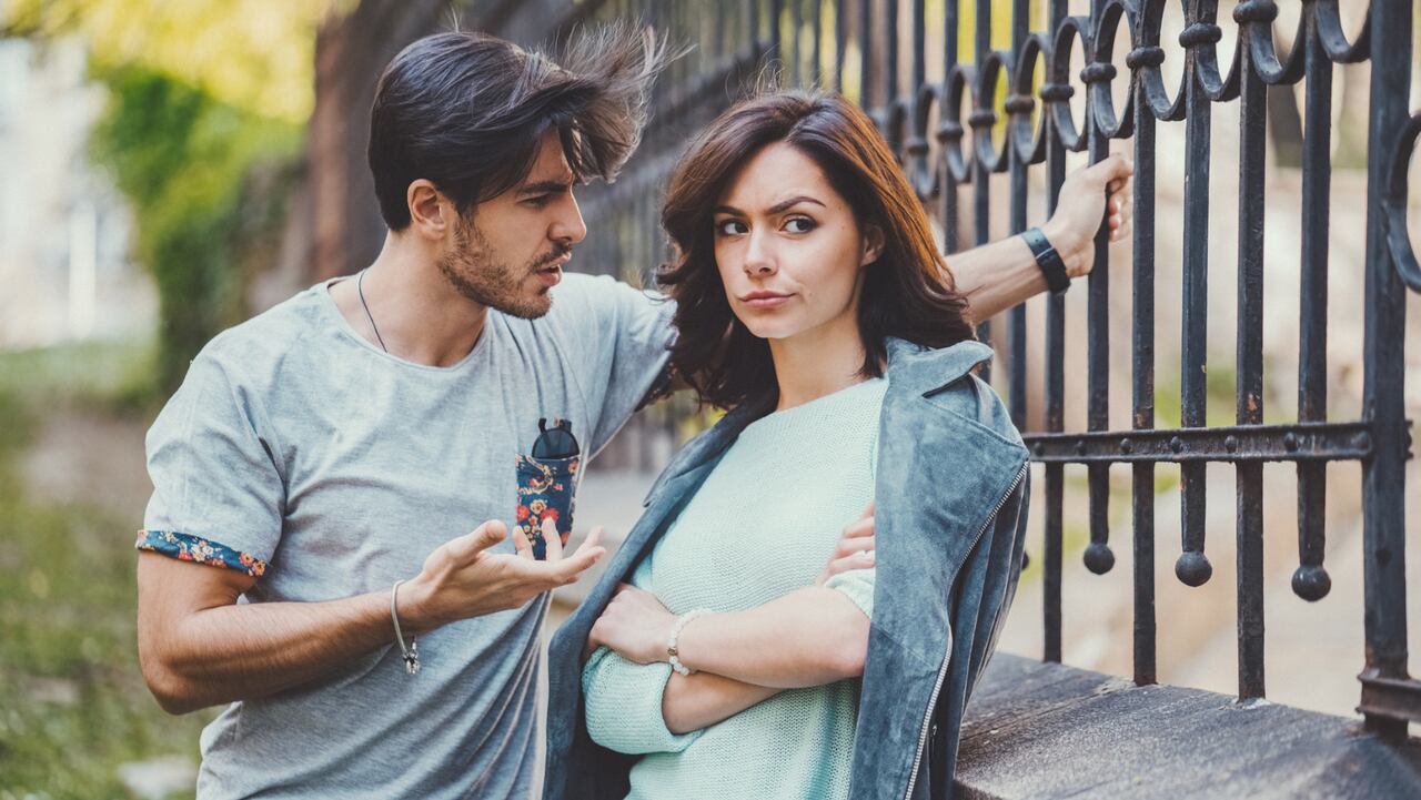 Hombre diciéndole mentiras a su pareja.
