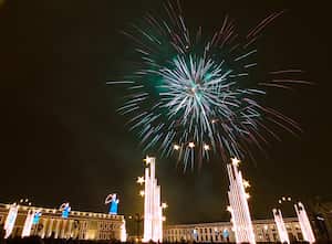 Celebración del día de las Velitas en la Plaza de Bolívar, Bogotá.