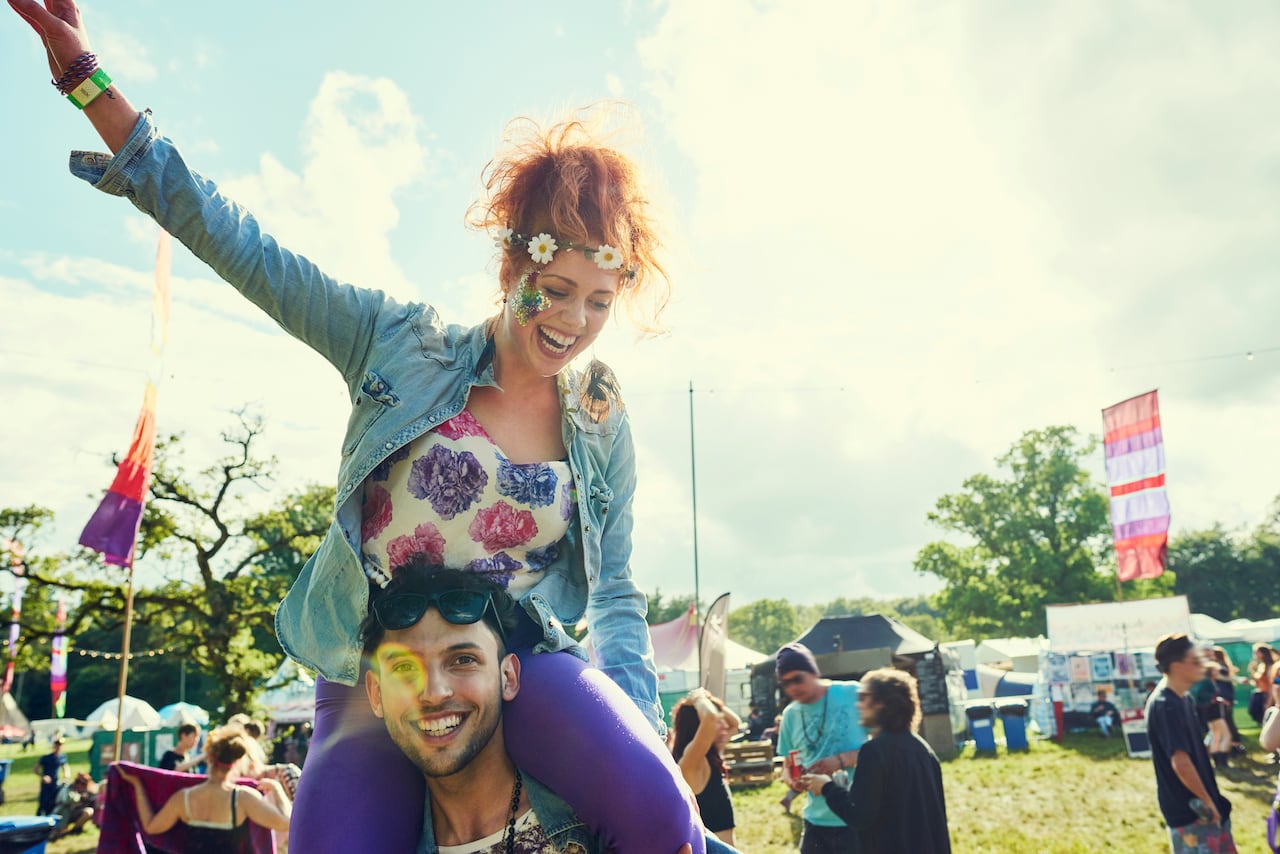 El cuidado de la piel es importante a la hora de ir a un festival al aire libre. Recuerde que los rayos UV siempre están presentes.