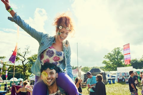 El cuidado de la piel es importante a la hora de ir a un festival al aire libre. Recuerde que los rayos UV siempre están presentes.