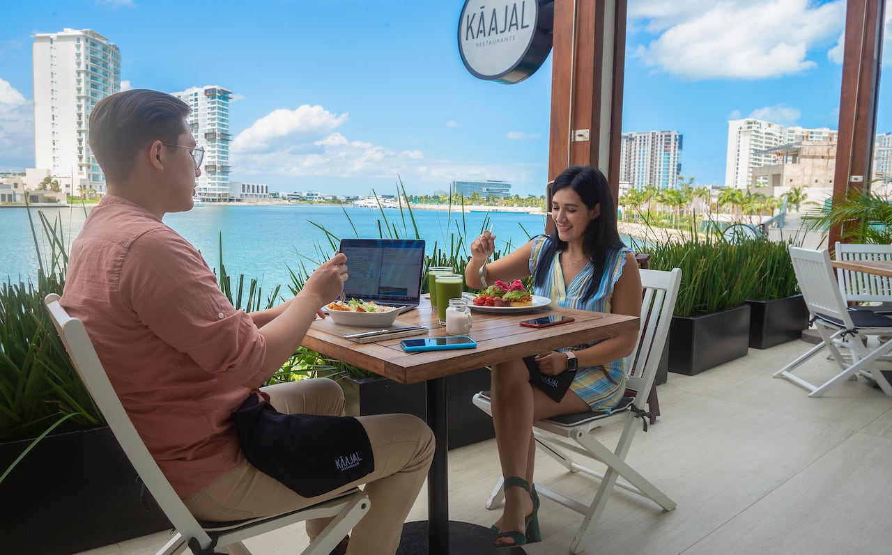 La ubicación frente a la marina permite descubrir una faceta más urbana de Cancún, entre restaurantes, boutiques y espacios de entretenimiento.