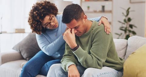 Hay muchas maneras de acompañar a una persona que está pasando por una dificultad en su salud mental. Primero, es importante no estigmatizar a la persona, burlarse, minimizar o anular como se siente.